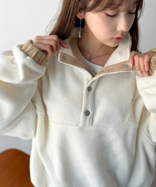 《JaVa ジャバコラボ》暖かさも、お洒落感も、欲張りに。胸刺繍ジャガード切り替えハーフボタンフリースプルオーバー jv1010674