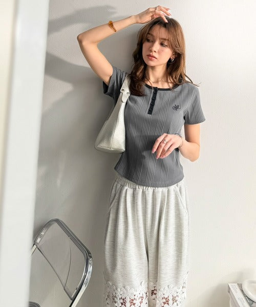 【mily bilet】洗練配色でクラスアップ。オーガニックコットンランダムテレコロゴ刺繍ヘンリーネックトップス mi1269014