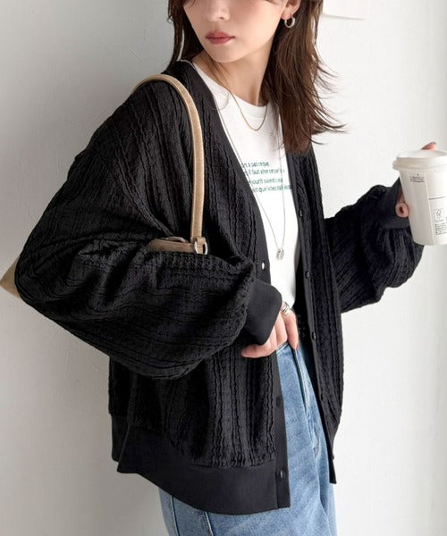 こんなの欲しかった！を叶える一着。羽織りやすくて、主役級。フリルジャガードVネックカーディガン（長袖） ce1350032