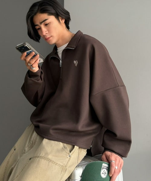 胸刺繍ダンボール素材オーバーサイズショート丈ドルマンスリーブハーフジッププルオーバー（長袖）／Chest Embroidered Double-Knit Oversized Cropped Dolman Sleeve Half-Zip Pullover co1010072