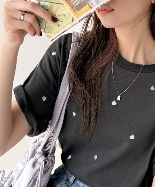 《JaVaジャバコラボ》春夏のカジュアルに、大人の“可愛い”をプラス。ミニハート刺繍Tシャツ（半袖） jv1010470