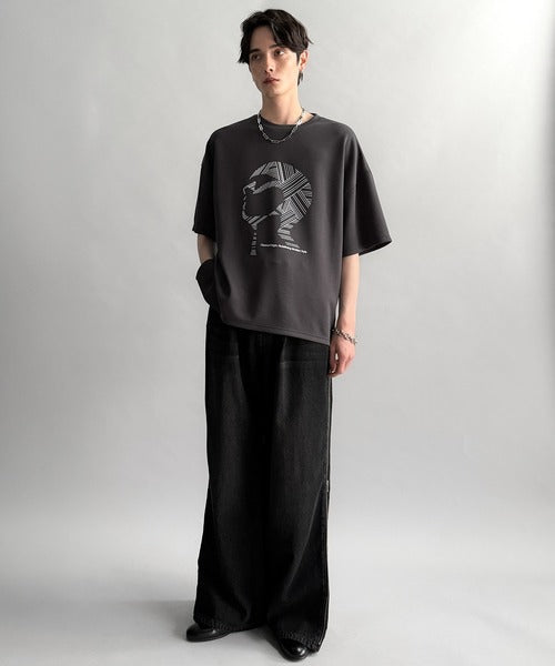 「視線を独り占め。」フェイスグラフィックオーバーサイズTシャツ／Face Graphic Oversized Double-Knit T-Shirt co1010006