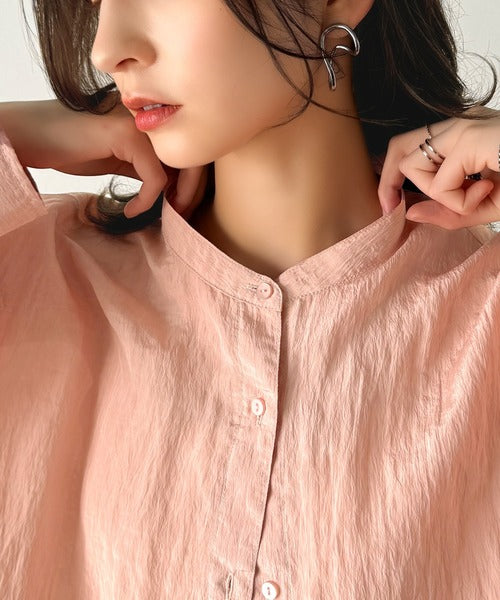 上品な抜け感と自由なアレンジ叶う。2wayカラー袖シャーリングシアー素材シャツブラウス（長袖） ce1010342