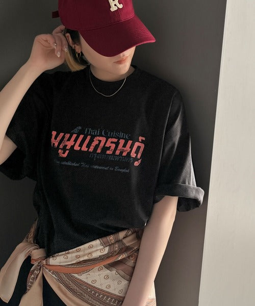 《JaVaジャバコラボ》お洒落見え確定。綿100％タイ料理メニュー風プリントルーズフィットTシャツ(オーバーサイズ) jv1029127