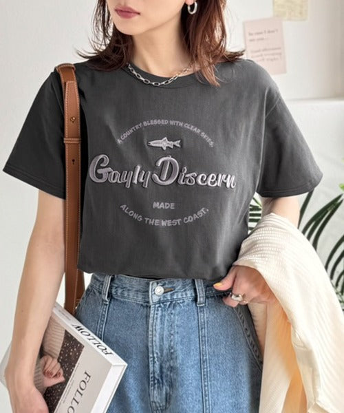 《JaVaジャバコラボ》刺繍とプリントが織りなす唯一無二のデザイン。綿100％おさかな刺繍Tシャツ jv1050359