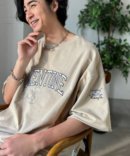 《JaVaジャバコラボ》【吸水速乾機能付き】Tシャツ派にこそ試してほしい！さらっと夏場も快適なカレッジロゴ 飛び刺繍 ミニ裏毛Tシャツ jo1150097