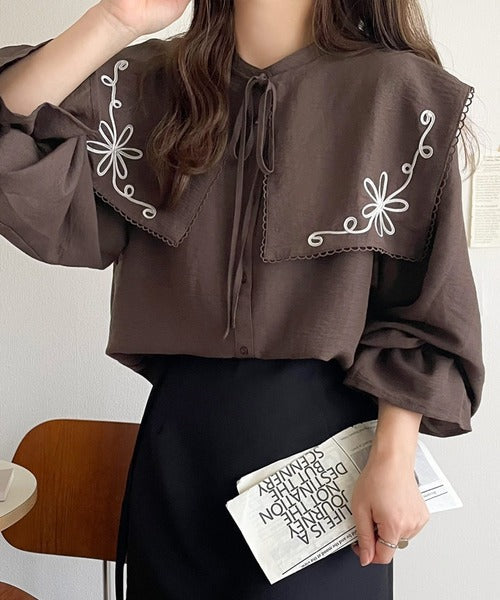 【mily bilet】クラシカルさとモダンさを両立。花刺繍ケープブラウス mi1019115