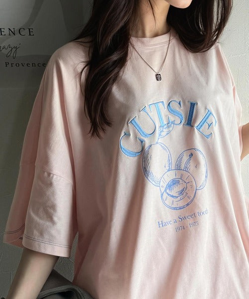 毎日のスタイルを楽しく彩る。前後2way裾ドロストフルーツグラフィックTシャツ ce1050269