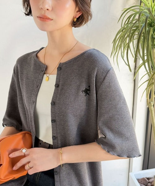小さめ刺繍の上品さで、ラフなのにきれい見え。胸刺繍メロウワッフルカーディガン（半袖） ce1110192