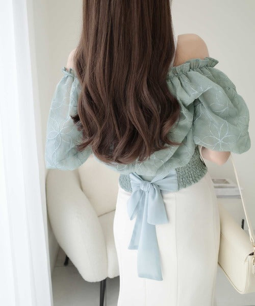 【mily bilet】あなたのスタイルにさらなる魅力をプラス。オフショル2WAY花柄コード刺繍バックリボンブラウス mi1139077