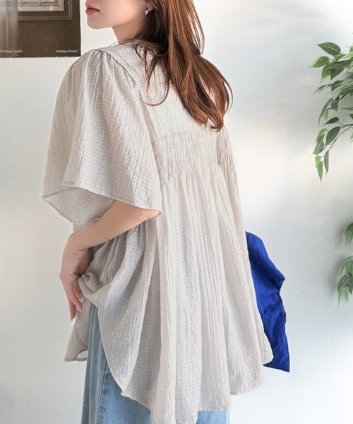 ふんわり、華奢見え。シャーリング切替フレアスリーブシアーブラウスチュニック（半袖） ce1070198