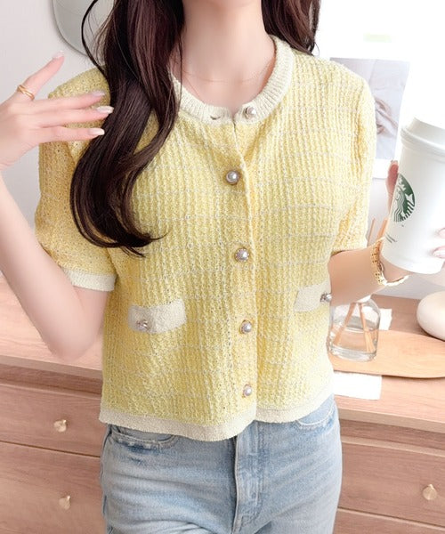 【mily bilet】さりげない華やぎで品よく可愛い♪パール釦ツイード編みロゴプレート付ニットカーディガン（半袖） mi1359057