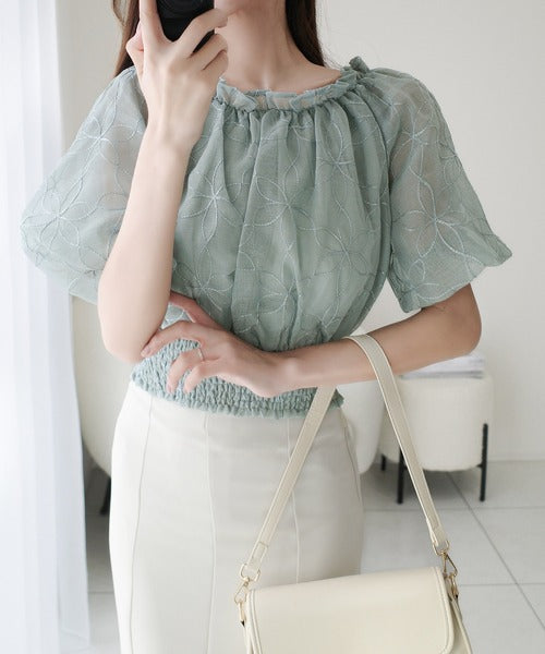 【mily bilet】あなたのスタイルにさらなる魅力をプラス。オフショル2WAY花柄コード刺繍バックリボンブラウス mi1139077