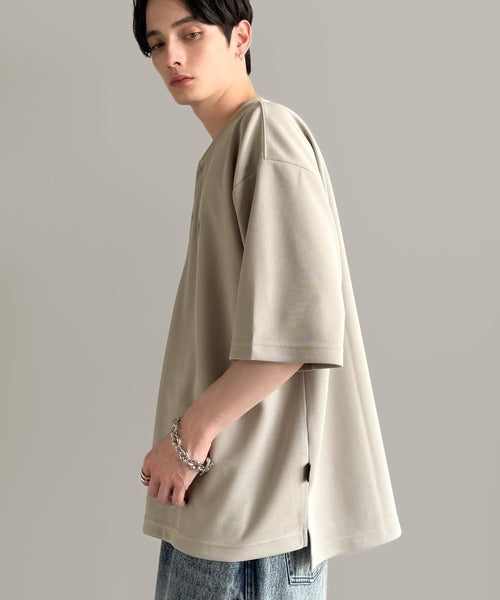 「大人びた遊び心。」刺繍入りハイクオリティダブルフェイス素材バンドカラーポロシャツ／Embroidered High-Quality Double Face Band Collar Polo co1150027
