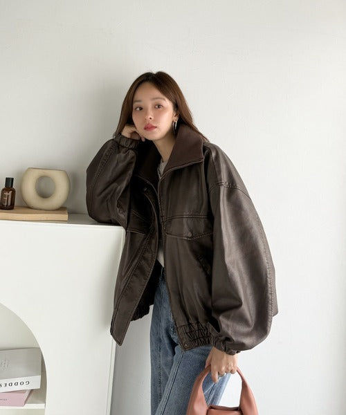 《JaVaジャバコラボ》ゆるっとシルエットで、こなれたムードをプラス。ヴィンテージ加工フェイクレザージャケット jv1070167