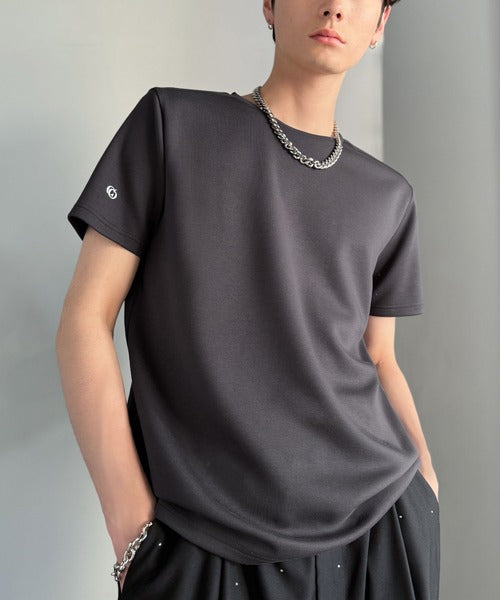 【接触冷感機能付き】肩切り替え袖刺繍ショート丈ダンボール素材Tシャツ／Shoulder Panel Cropped Double-Knit T-Shirt co1010055