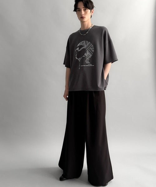 「視線を独り占め。」フェイスグラフィックオーバーサイズTシャツ／Face Graphic Oversized Double-Knit T-Shirt co1010006