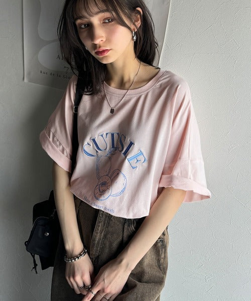 毎日のスタイルを楽しく彩る。前後2way裾ドロストフルーツグラフィックTシャツ ce1050269