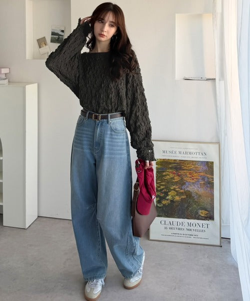 甘さは素材に、こなれ感はシルエットに。シャーリングジャガード素材ボリュームスリーブ袖ボタン使いコクーンシルエットプルオーバー（長袖） ce1050410