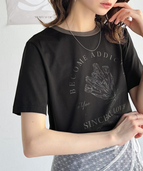 トレンドのディテールが魅力。シルケットフラワーカーブロゴリンガー半袖Tシャツ ce1020196