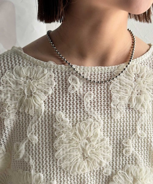 大人のおしゃれ度ワンランクアップ。チュールフラワーコード刺繍半袖Tシャツ ce1260429
