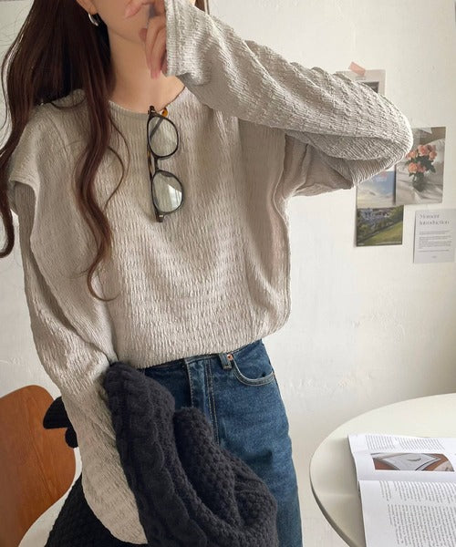 女性らしさとスタイリッシュさを演出する、ジャガード素材ラッフルフリルショルダープルオーバー ce1010347