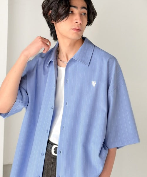 《JaVaジャバコラボ》羽織りとしても重宝する、汎用性の高さが魅力！刺繍入り ヘリンボーン織ストライプ柄 オーバーサイズ半袖シャツ jo1010044