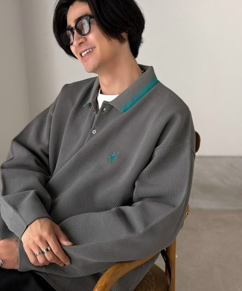《JaVaジャバコラボ》ベーシック以上、主張しすぎない存在感。胸刺繍入り襟ライン配色ニットポロシャツ（長袖） jo1250008
