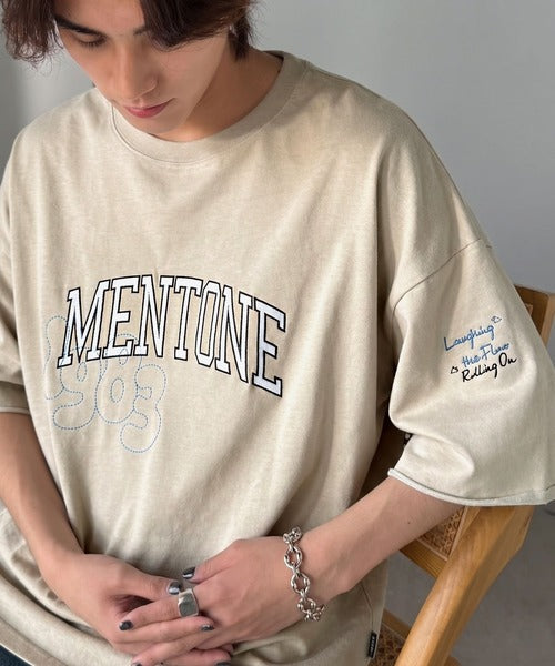 《JaVaジャバコラボ》【吸水速乾機能付き】Tシャツ派にこそ試してほしい！さらっと夏場も快適なカレッジロゴ 飛び刺繍 ミニ裏毛Tシャツ jo1150097