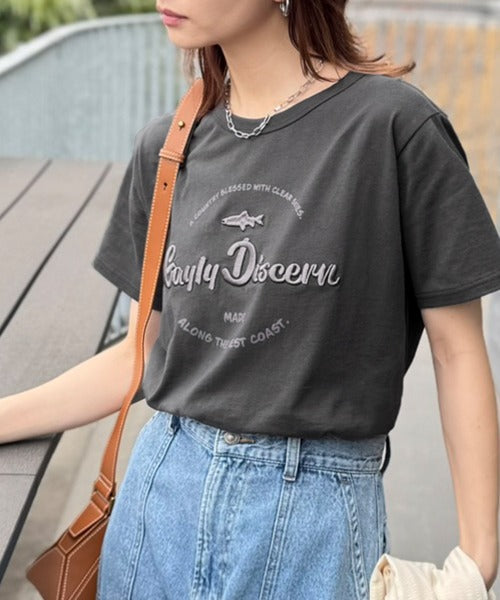 《JaVaジャバコラボ》刺繍とプリントが織りなす唯一無二のデザイン。綿100％おさかな刺繍Tシャツ jv1050359