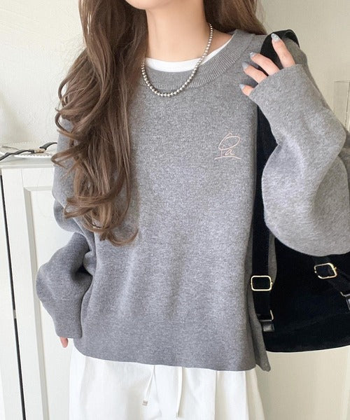 シンプルながらも洗練されたデザインで、こなれ感。胸刺繍スウェット見えコクーンニット（長袖） ce1260463