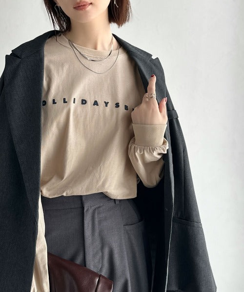 大人の上品カジュアルを楽しむ。ゆったりシルエット 綿100％シルケット風シンプル英字ロゴTシャツ（長袖） ce1330048