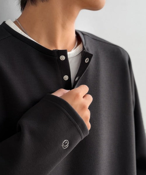 《Classical Origin》首元と袖口で魅せる、大人のゆるT。ダンボール素材ドット釦ヘンリーネックTシャツ（長袖） co1010058