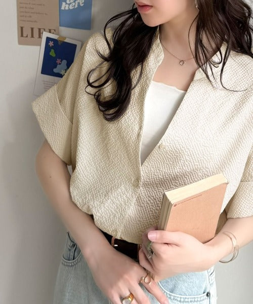 品のある抜け感で、休日にも、オフィスにも。バンドカラースキッパーサッカーシャツ（半袖） ce1110178