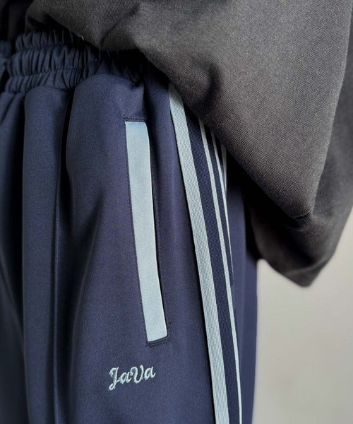 《JaVaジャバコラボ》カップルコーデにも◎ラインで魅せる軽快スタイル。サイドラインロゴ刺繍トラックパンツ（ウエストゴム） jm1329063
