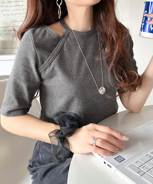 鎖骨に視線全集中。ヘルシー美人は首元から。鎖骨魅せレイヤード風半袖トップス ce1240085