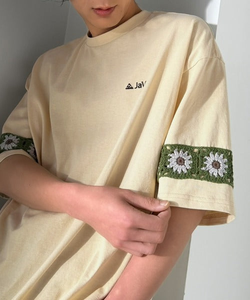 《JaVaジャバコラボ》袖先に遊びと清涼感を。袖クロシェ編み 配色切り替えデザインTシャツ jo1150094