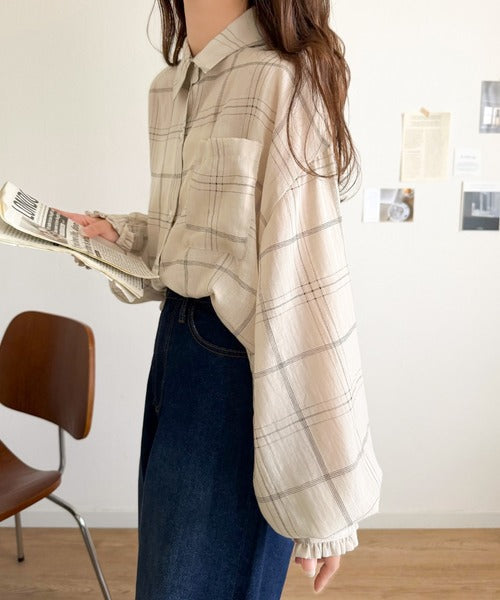 ほんのり透けるチェック柄で、涼しげにこなれる。胸ポケット付きオーバーサイズシアーチェックシャツ(長袖) ce1410033