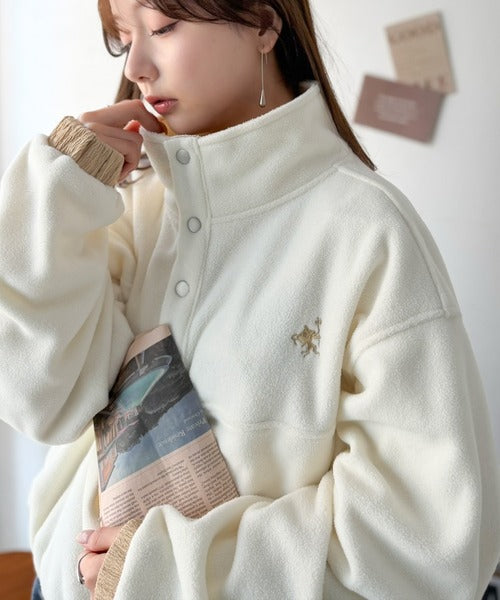 《JaVa ジャバコラボ》暖かさも、お洒落感も、欲張りに。胸刺繍ジャガード切り替えハーフボタンフリースプルオーバー jv1010674