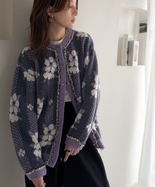 一枚で、レトロ可愛いの全部盛り。花柄ジャガード×ゴールドボタン フリンジニットカーディガン(長袖） ce1020398