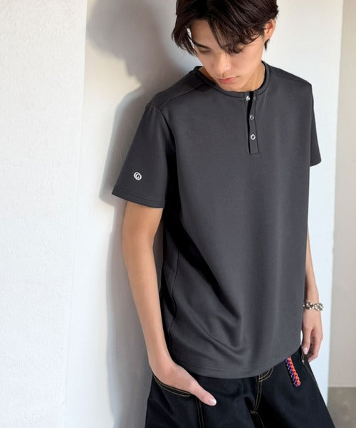 【接触冷感機能付き】肩切り替えショート丈ダンボール素材ヘンリーネックTシャツ／Shoulder Panel Cropped Double-Knit Henley T-Shirt co1010056