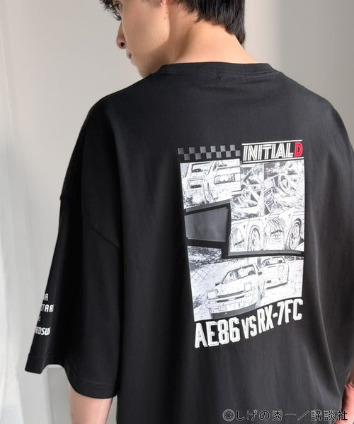 《頭文字D × JaVaコラボ》藤原拓海 vs 高橋兄弟 秋名バトルシーン グラフィック 半袖Tシャツ 【接触冷感・UVカット機能付き素材】 jo1150092