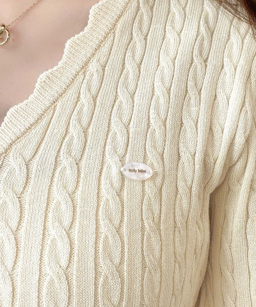 【mily bilet】いつものペプラムを、ケーブル編みで上品に。プレート付き パールボタン ケーブル編みペプラムニットカーディガン(長袖) mi1359059