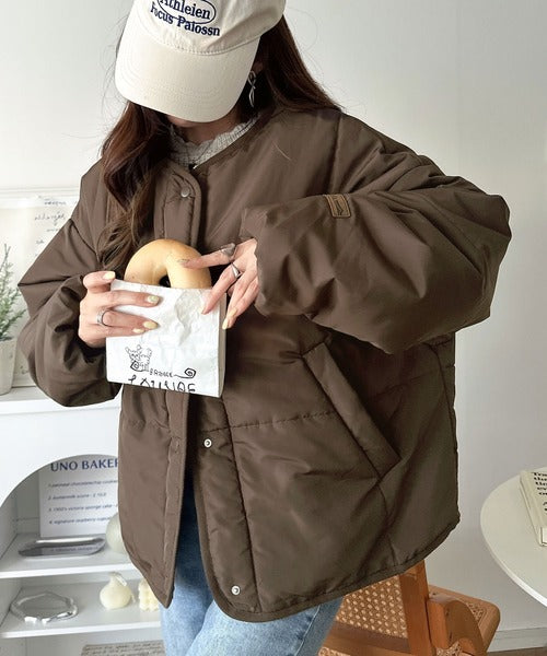 《JaVa ジャバコラボ》軽やかに羽織って旬顔。大人のノーカラー中綿ショート丈ブルゾン jv1070244