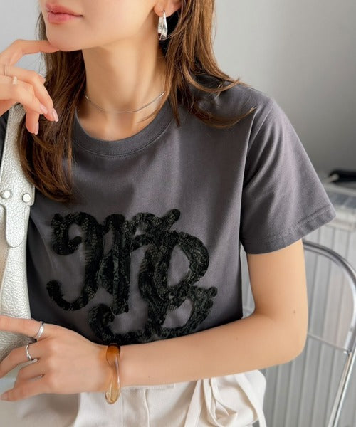 【mily bilet】1枚でサマになる。レースの透け感と光沢が魅力のレースワッペンTシャツ（半袖） mi1029185