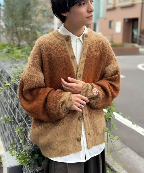 《JaVaジャバコラボ》ニュアンスに酔いしれる。グラデーションボーダー柄クルーネックカーディガン jo1150110