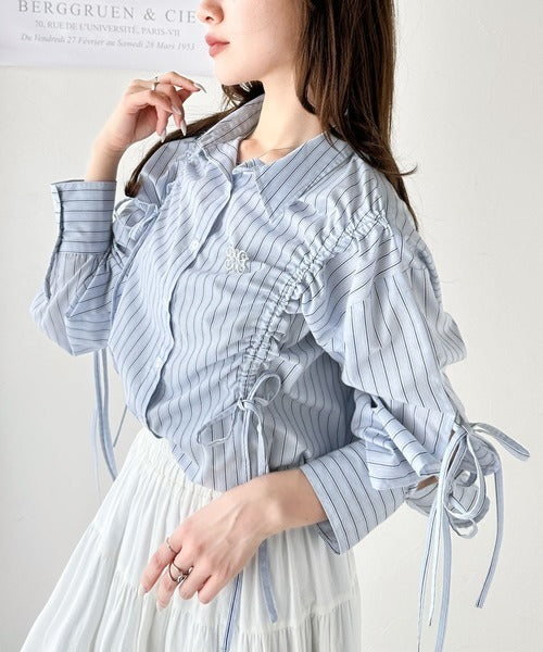 【mily bilet】大人カジュアルに高級感をプラス。ロゴブローチ付きドロストリボンビッグシャツ(長袖) mi1019076