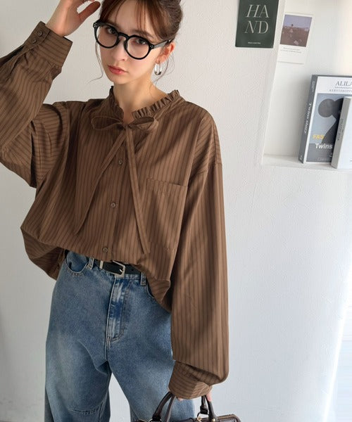 【防シワ機能付き】華やかフリルで印象チェンジ。前後2WAYで楽しむ、襟フリルリボンシャツ(長袖) ce1025024