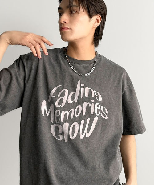 「1着でキマる。」ピグメント加工マットグラフィック柄Tシャツ / Pigment-Washed Matte Graphic T-Shirt co1150028