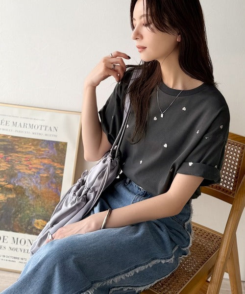 《JaVaジャバコラボ》春夏のカジュアルに、大人の“可愛い”をプラス。ミニハート刺繍Tシャツ（半袖） jv1010470